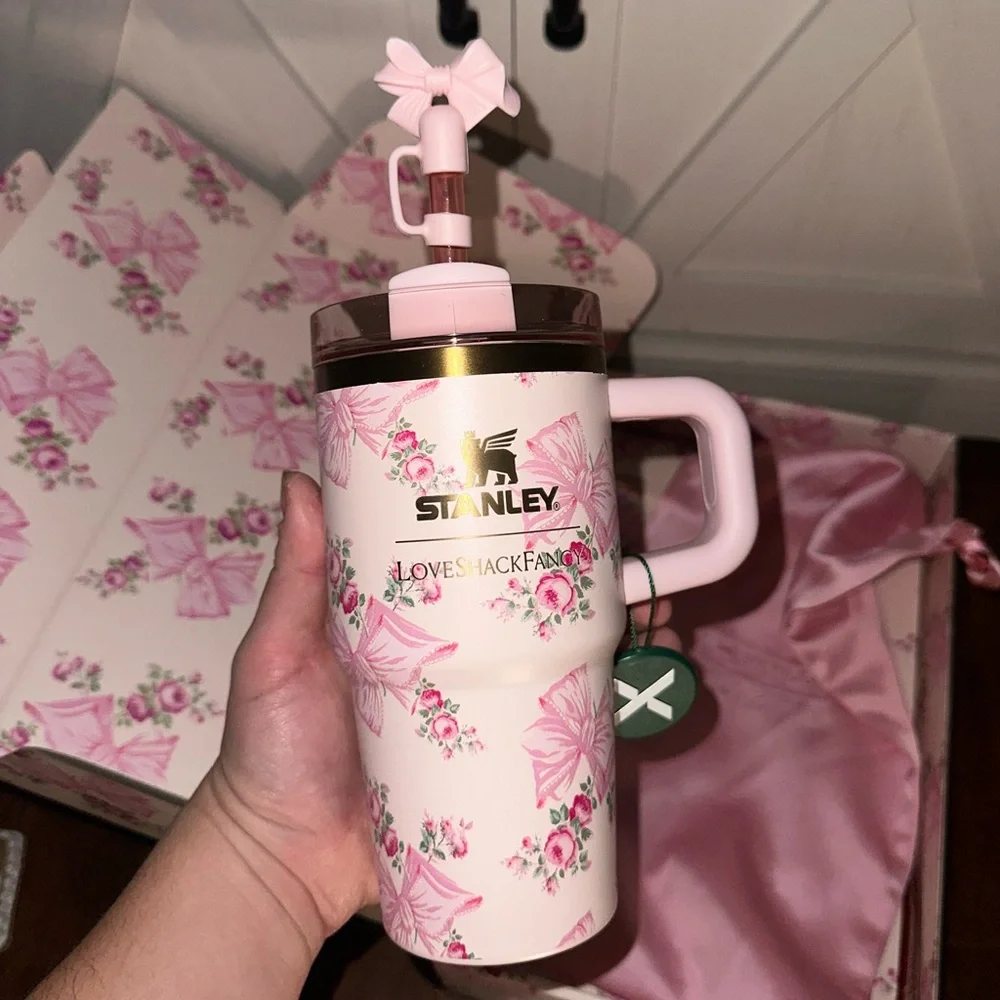 Stanley x Love Shack Fancy Holiday Quencher 20 oz Rosa Beaux Pink - Picture 2 of 11
